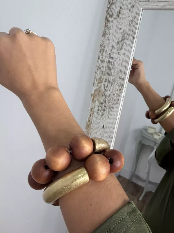 Pulseras doradas con madera