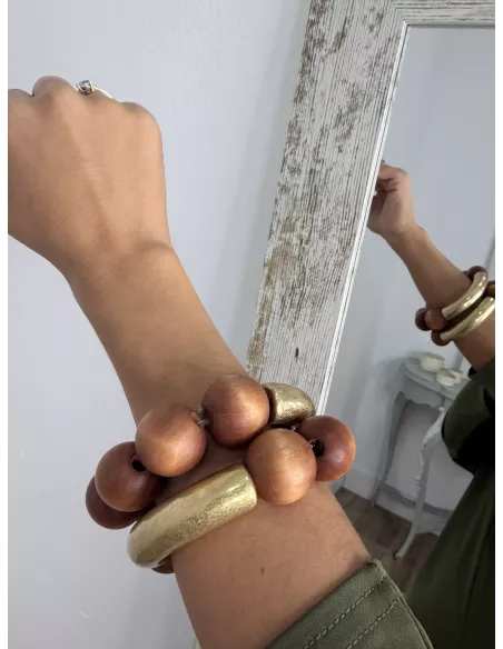 Pulseras doradas con madera