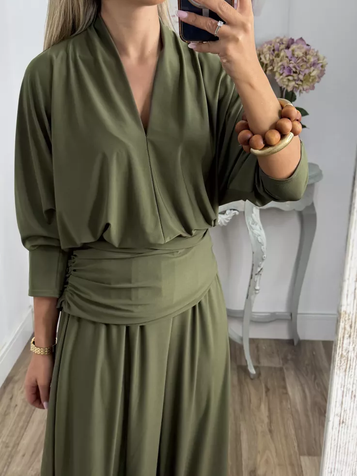 Pulseras doradas con madera