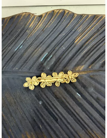 Broche dorado de flores