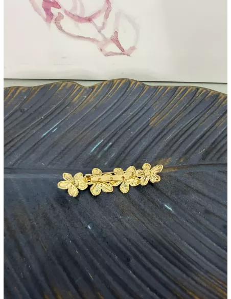 Broche dorado de flores