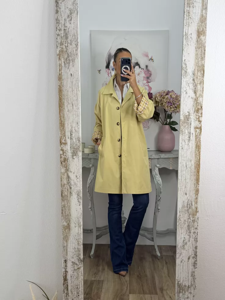 Gabardina amarilla con forro de cuadros