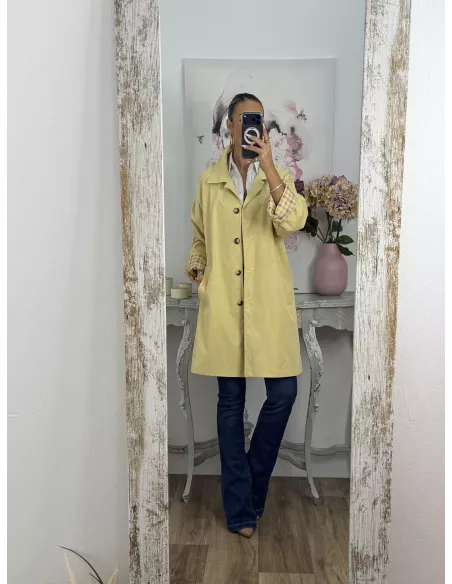 Gabardina amarilla con forro de cuadros