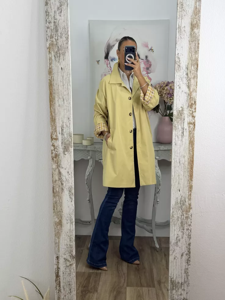Gabardina amarilla con forro de cuadros