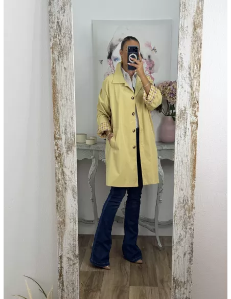 Gabardina amarilla con forro de cuadros