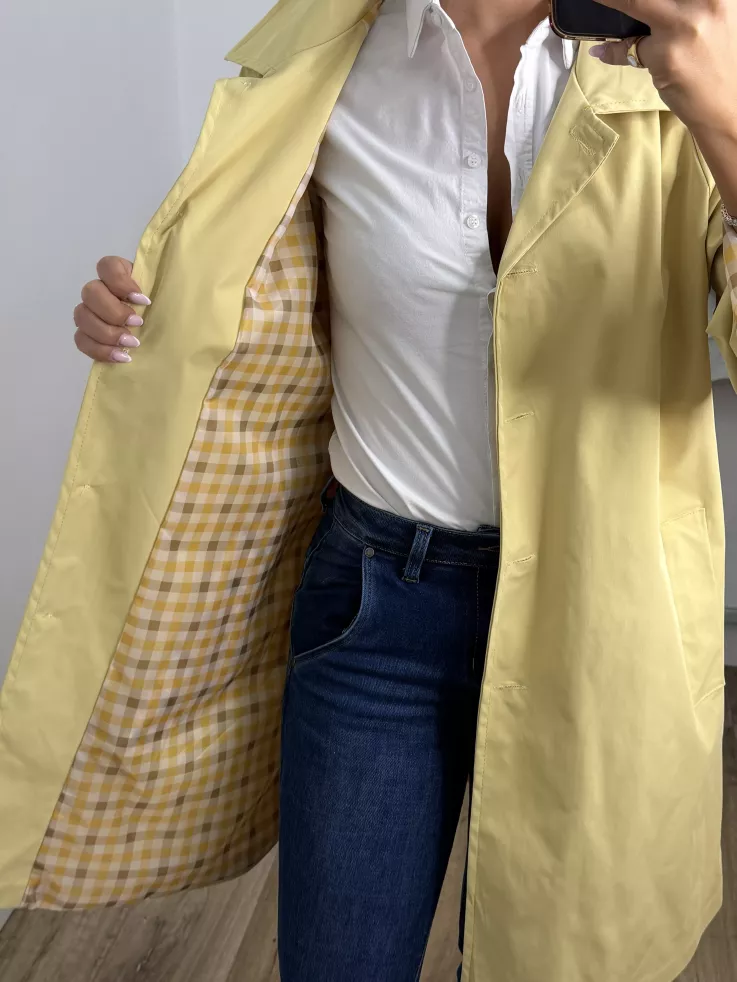 Gabardina amarilla con forro de cuadros