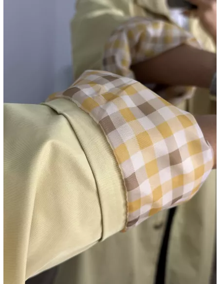 Gabardina amarilla con forro de cuadros