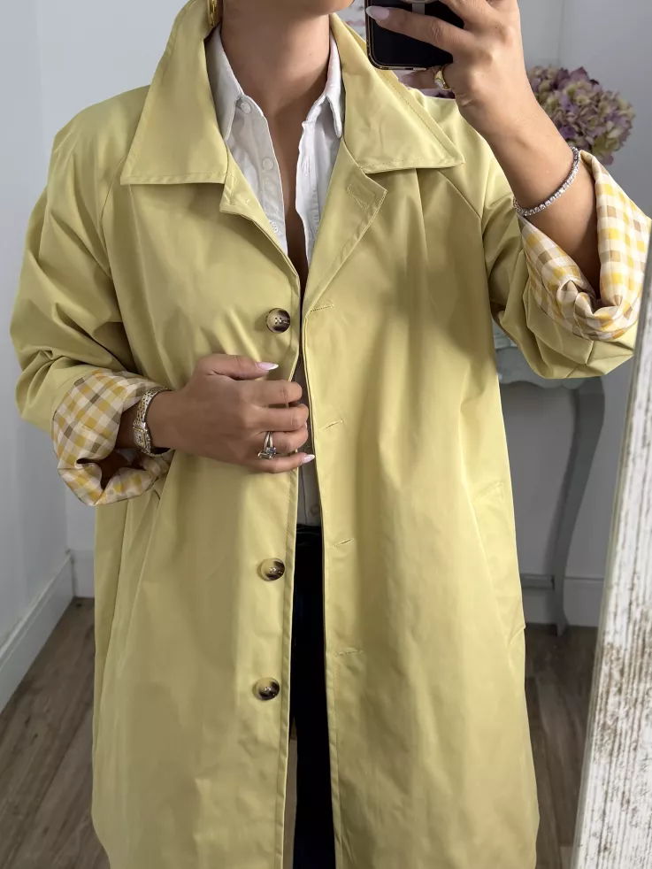 Gabardina amarilla con forro de cuadros