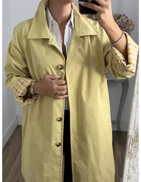 Gabardina amarilla con forro de cuadros