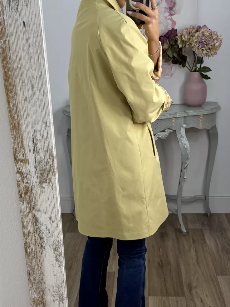 Gabardina amarilla con forro de cuadros