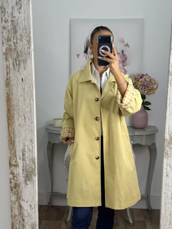 Gabardina amarilla con forro de cuadros