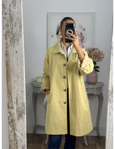 Gabardina amarilla con forro de cuadros
