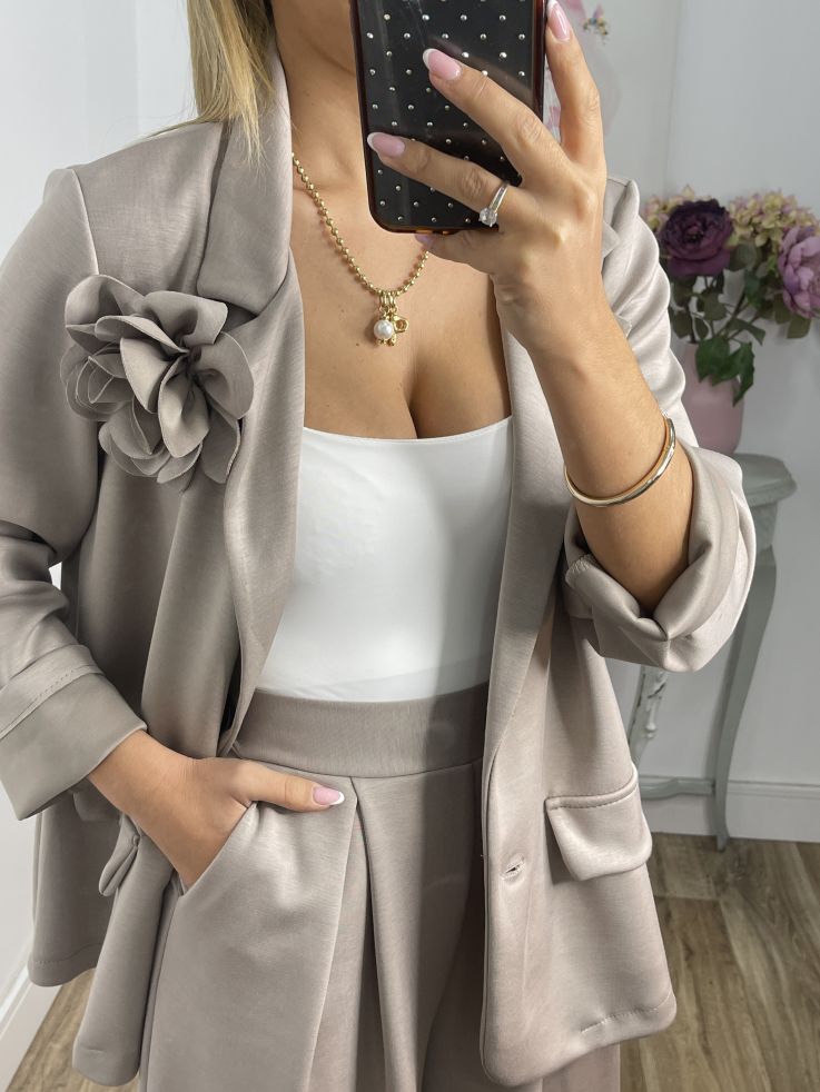 Conjunto taupe chaqueta con flor y pantalón culotte
