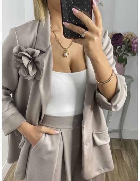Conjunto taupe chaqueta con flor y pantalón culotte