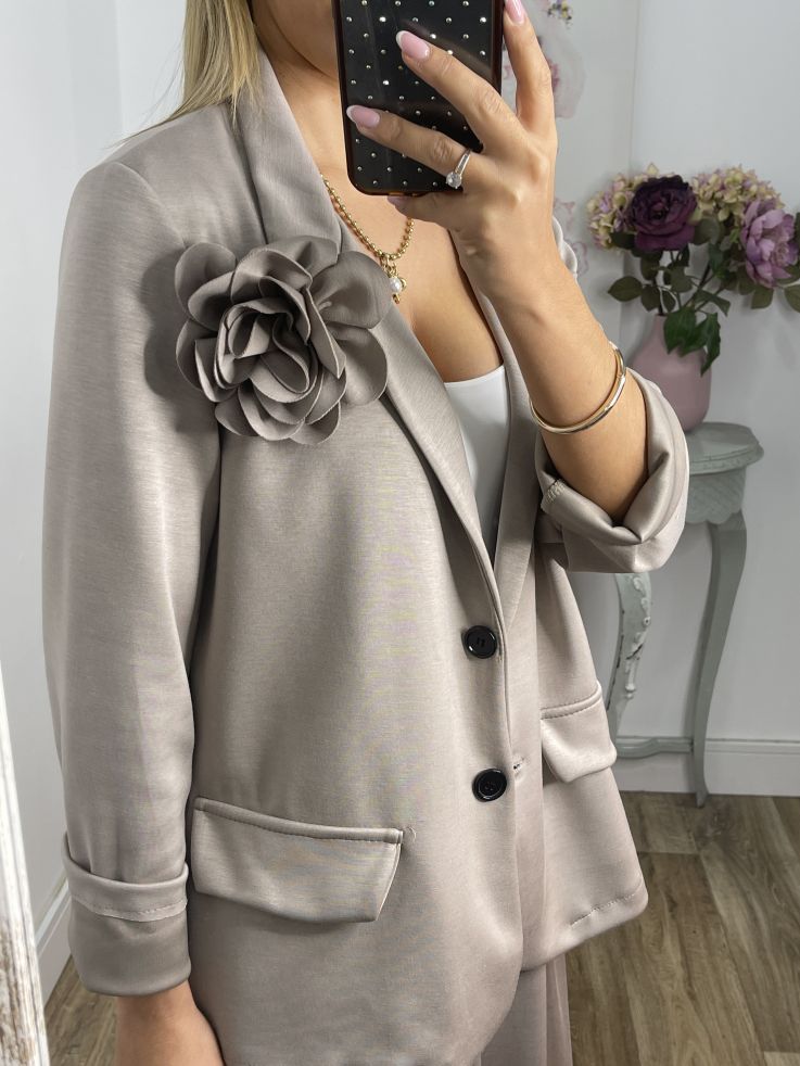 Conjunto taupe chaqueta con flor y pantalón culotte
