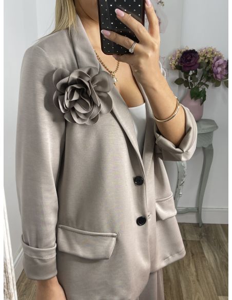 Conjunto taupe chaqueta con flor y pantalón culotte