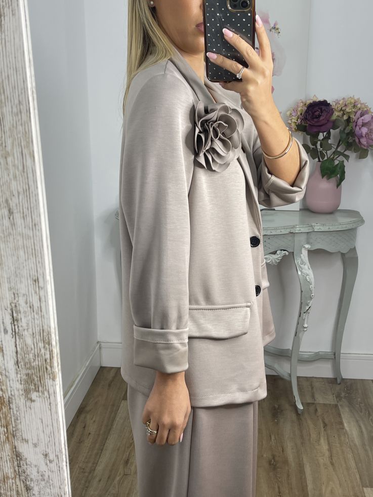 Conjunto taupe chaqueta con flor y pantalón culotte