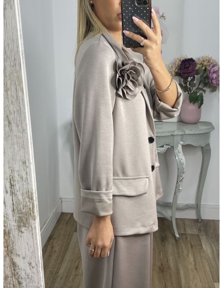 Conjunto taupe chaqueta con flor y pantalón culotte