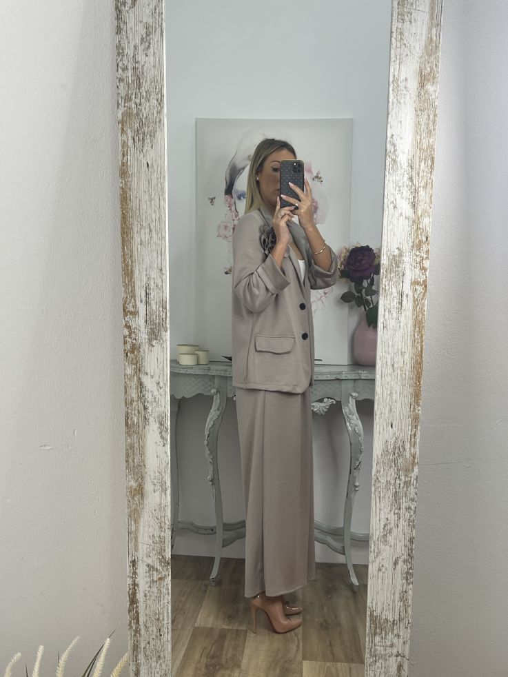 Conjunto taupe chaqueta con flor y pantalón culotte