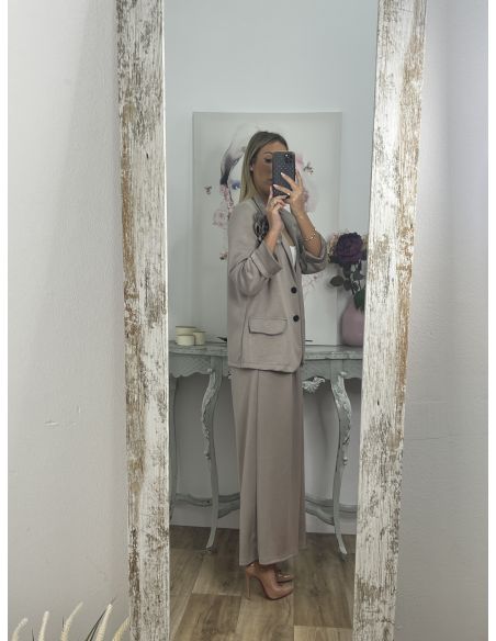 Conjunto taupe chaqueta con flor y pantalón culotte
