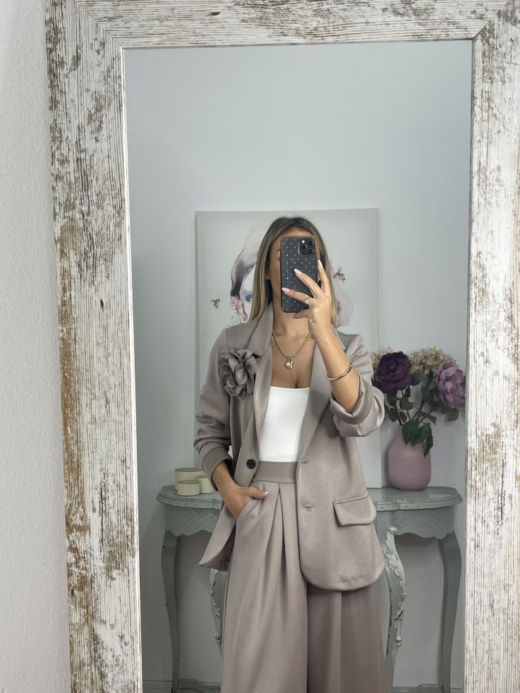 Conjunto taupe chaqueta con flor y pantalón culotte