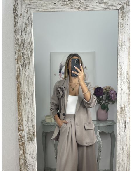 Conjunto taupe chaqueta con flor y pantalón culotte
