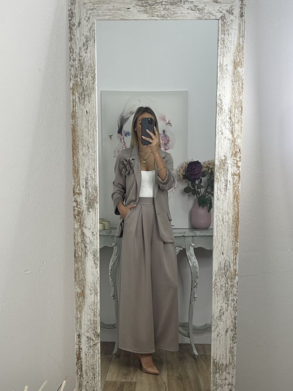 Conjunto taupe chaqueta con flor y pantalón culotte