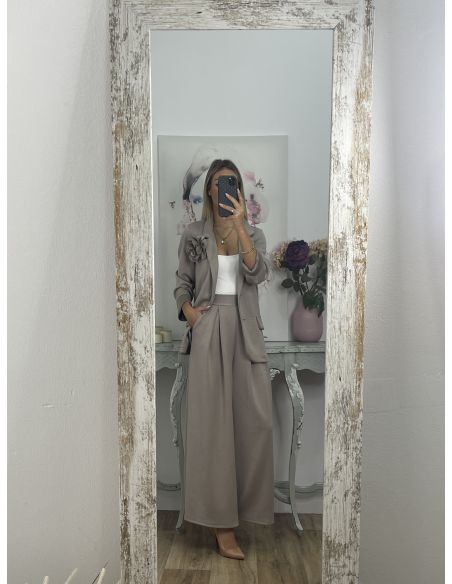 Conjunto taupe chaqueta con flor y pantalón culotte