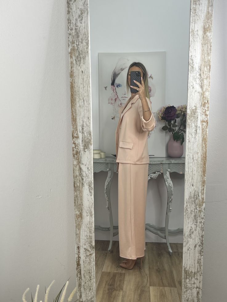 Conjunto salmón chaqueta con flor y pantalón culotte