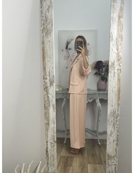 Conjunto salmón chaqueta con flor y pantalón culotte