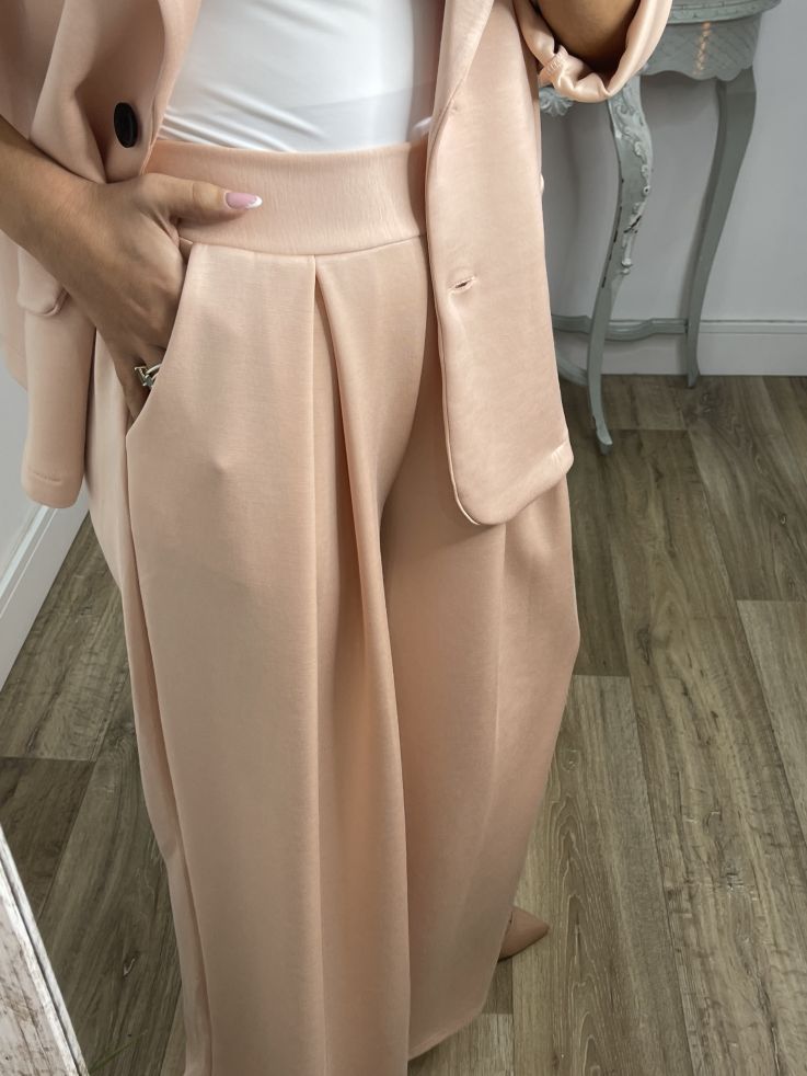 Conjunto salmón chaqueta con flor y pantalón culotte