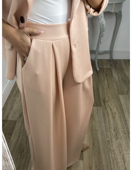 Conjunto salmón chaqueta con flor y pantalón culotte