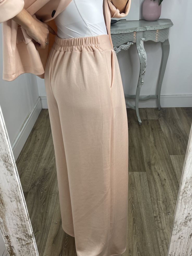 Conjunto salmón chaqueta con flor y pantalón culotte