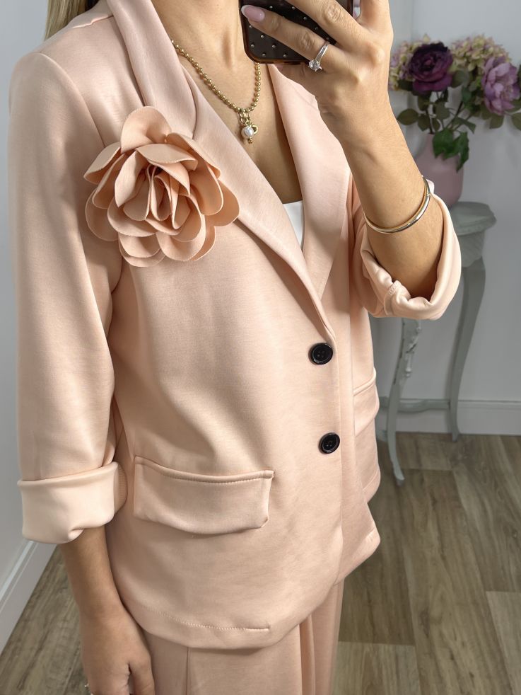 Conjunto salmón chaqueta con flor y pantalón culotte
