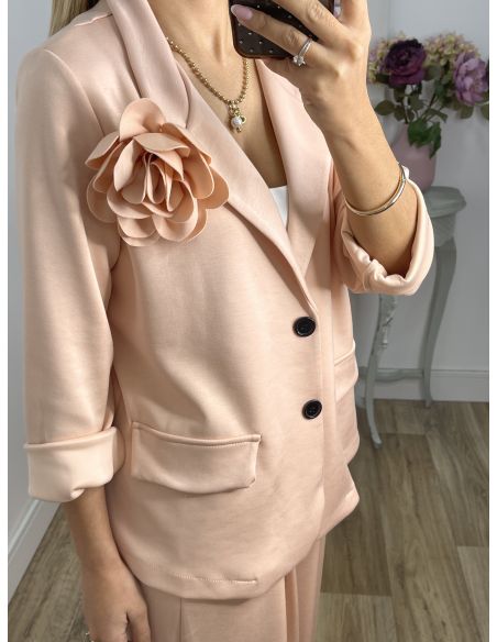 Conjunto salmón chaqueta con flor y pantalón culotte