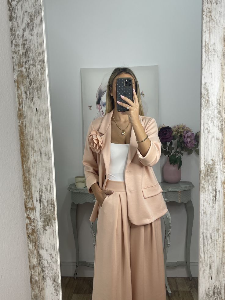 Conjunto salmón chaqueta con flor y pantalón culotte