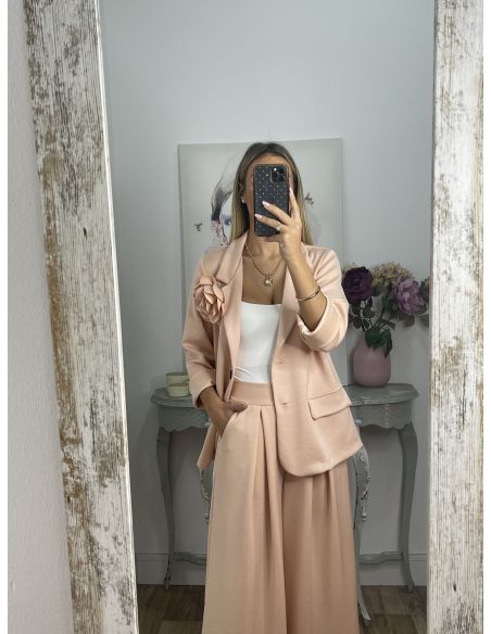 Conjunto salmón chaqueta con flor y pantalón culotte