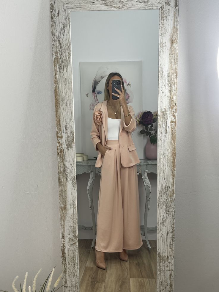 Conjunto salmón chaqueta con flor y pantalón culotte