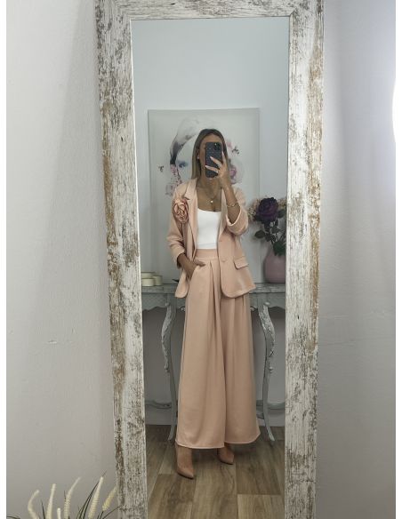 Conjunto salmón chaqueta con flor y pantalón culotte