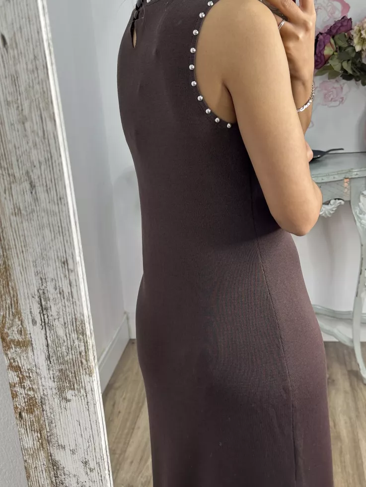 Vestido chocolate tachuelas y flecos