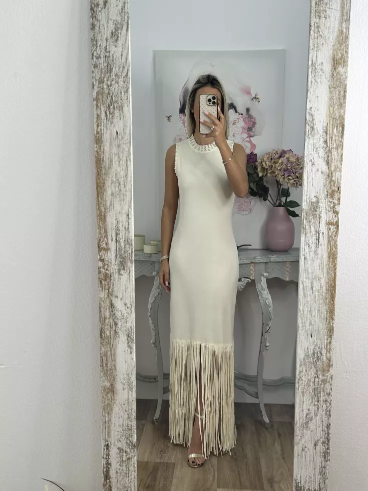 Vestido hueso tachuelas y flecos