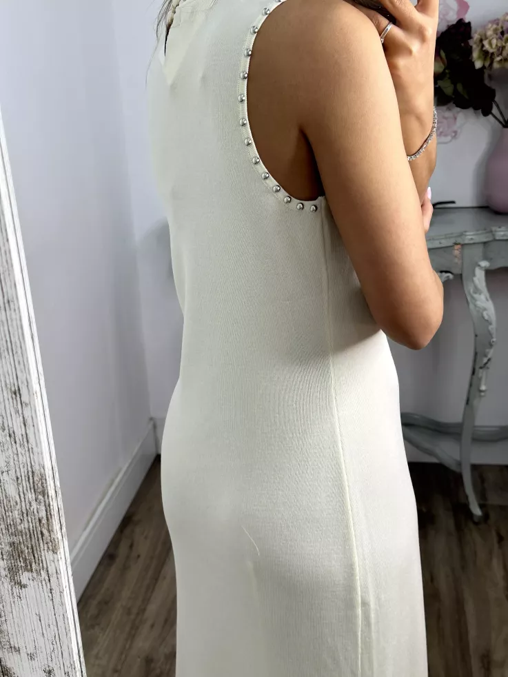 Vestido hueso tachuelas y flecos