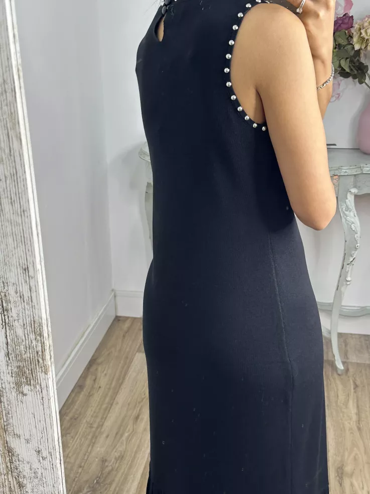 Vestido negro tachuelas y flecos