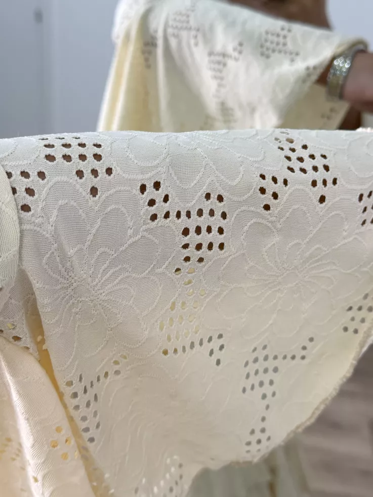 Vestido flamenca perforado beige