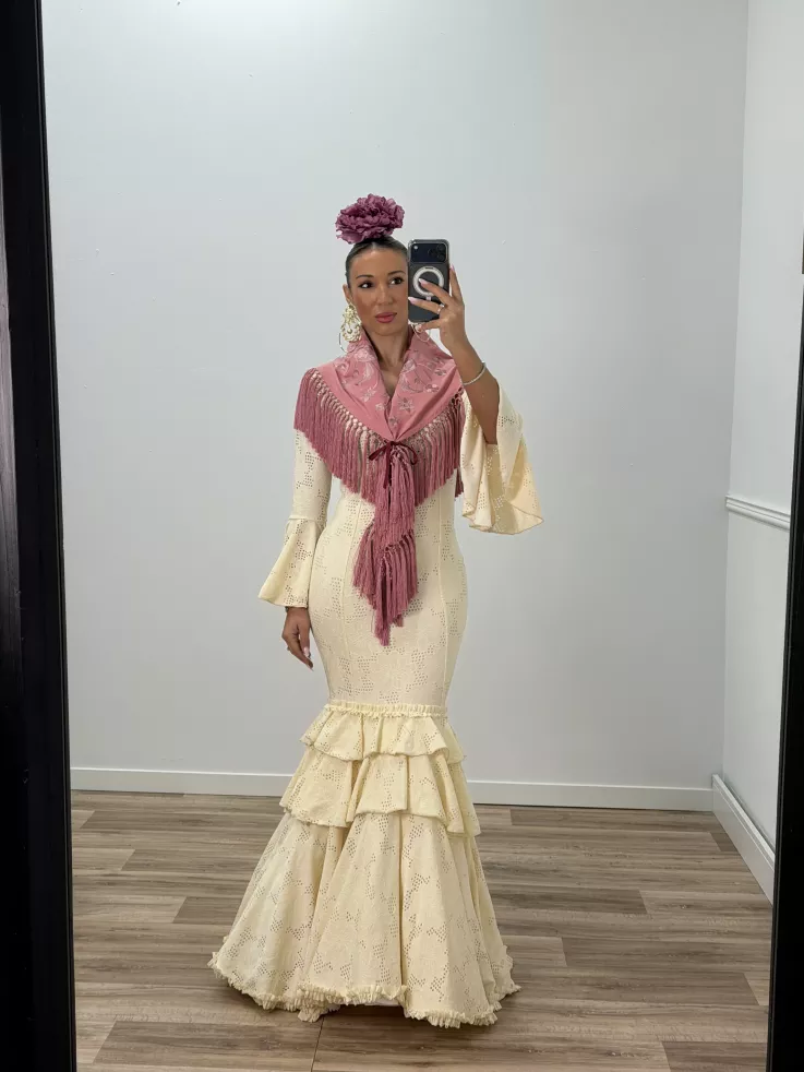 Mantón bordado unicolor rosa