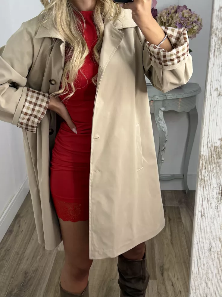 Gabardina beige con forro de cuadros