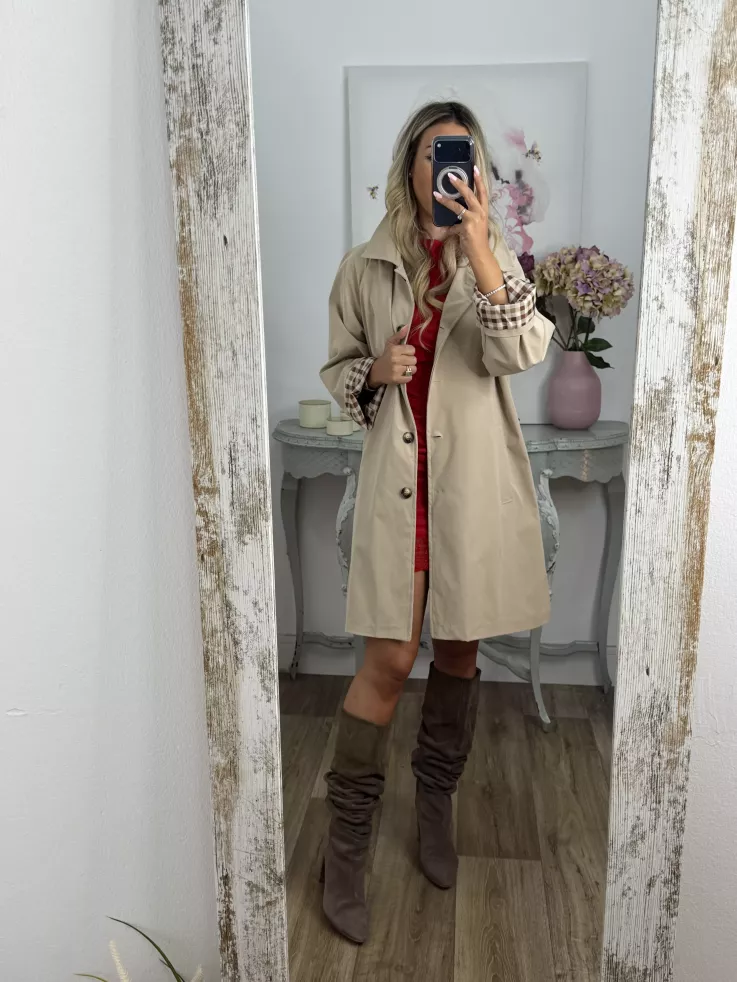 Gabardina beige con forro de cuadros