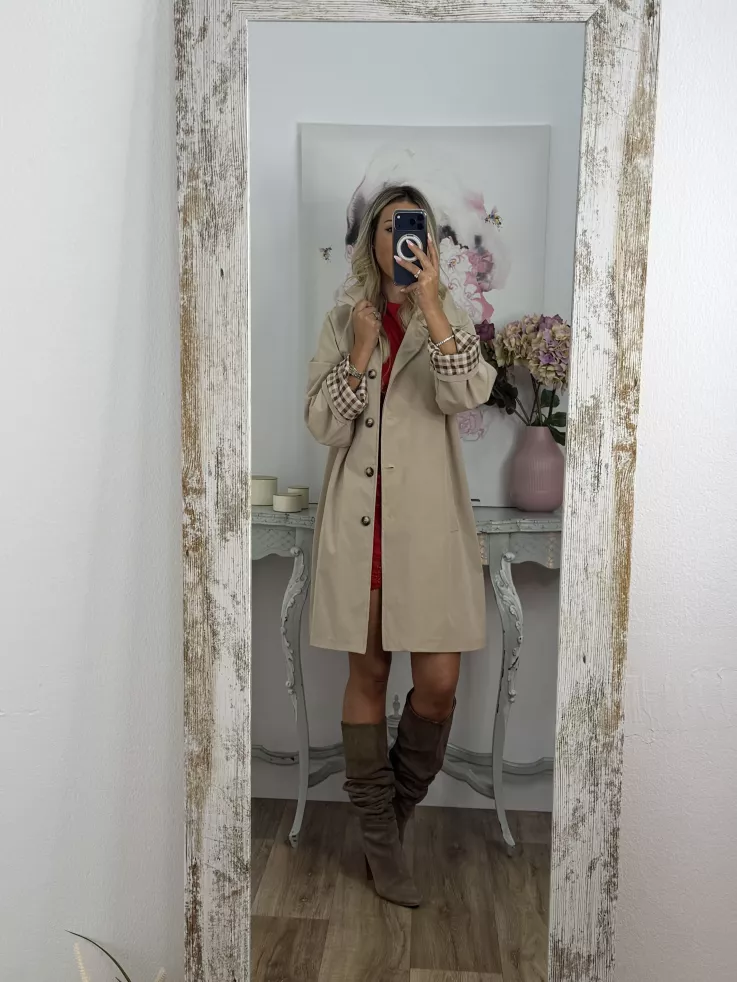 Gabardina beige con forro de cuadros