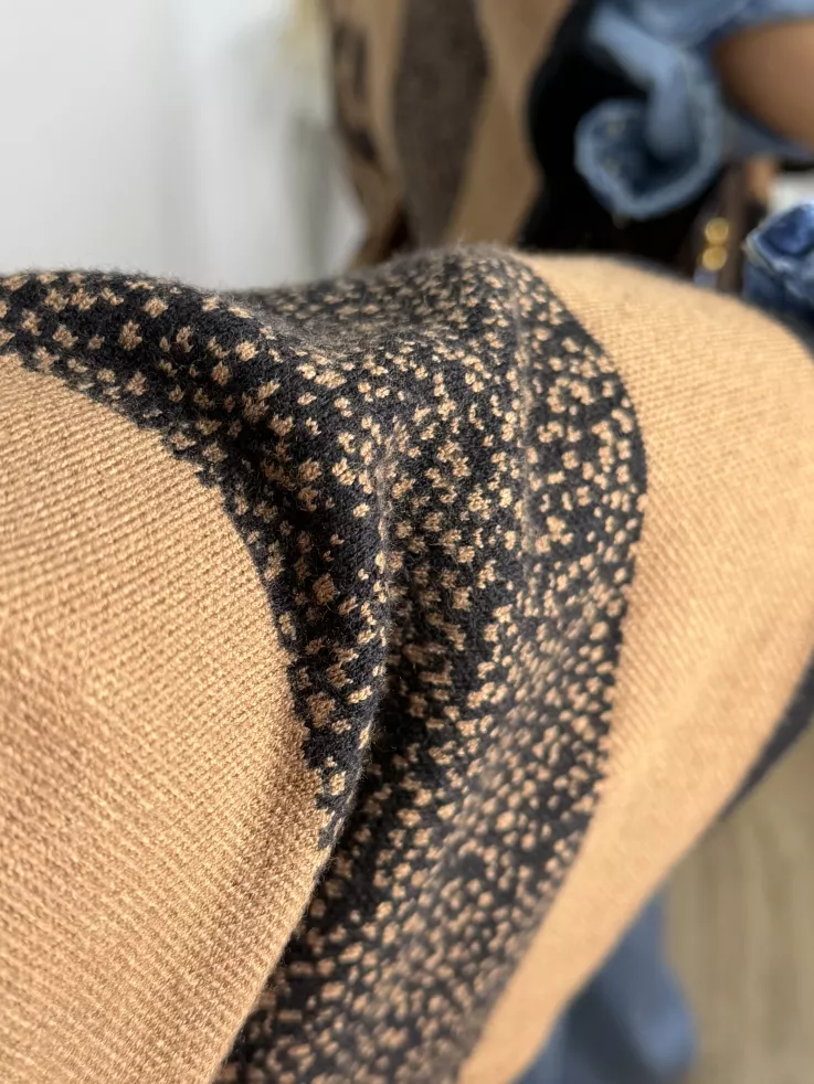 Cardigan print oscuro flecos