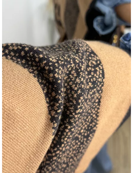 Cardigan print oscuro flecos